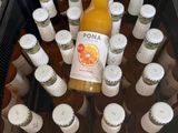 de nombreuses bouteilles de jus d'orange rangées dans une caisse