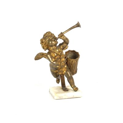 figurine en laiton représentant un Cupidon jouant de la trompette, posée sur un socle en marbre