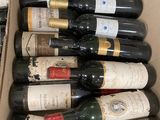 Les bouteilles de vin se trouvent dans un carton posé sur une table.