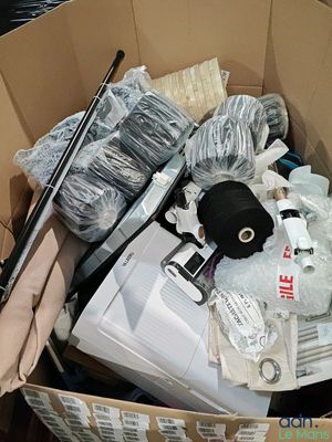 une boîte en carton remplie d'objets hétéroclites