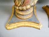une statue représentant un homme tenant une banane à côté d'une peau de banane