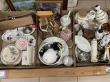 une boîte remplie d'objets hétéroclites posée sur le sol