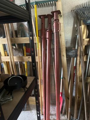 a lot of tools that are sitting on a shelf