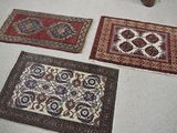 trois tapis sont disposés sur le sol
