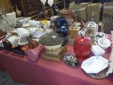 une table sur laquelle se trouvent de nombreux objets