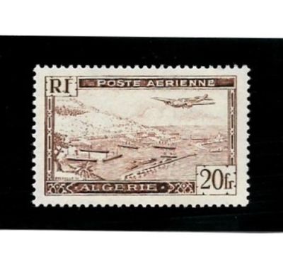 une image d'un timbre représentant un avion survolant une ville