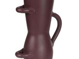 un vase marron muni d'une anse