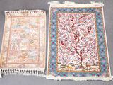 deux tapis de couleurs et de motifs différents posés sur un sol gris