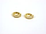 une paire de boucles d'oreilles en or et diamants sur fond blanc