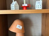une lampe posée sur une étagère à côté d'une autre lampe