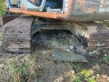 un bulldozer qui est à l'arrêt dans la terre