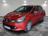 la voiture rouge est garée dans le garage sur le sol en damier