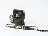 Mini-sac Chanel à rabat en cuir d'agneau matelassé noir, avec bandoulière en chaîne