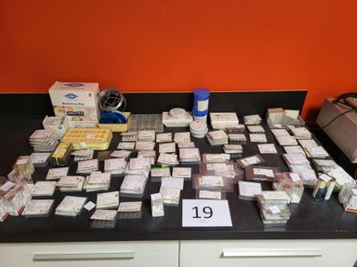 Le comptoir est rempli de médicaments et d'autres articles destinés à la vente.