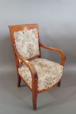 Fauteuil en noyer sculpté, les accotoirs moulurés et rainuré…