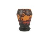 un vase sur lequel figure l'image d'un arbre