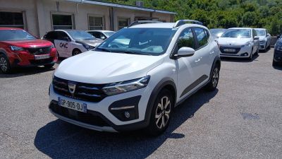 une voiture blanche garée dans un parking à côté d'autres voitures