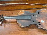 un violon posé sur une table avec d'autres instruments de musique