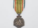 une image représentant une médaille entourée d'un ruban
