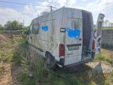 une camionnette qui a été vandalisée et qui est garée dans l'herbe