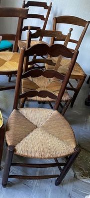 many chairs that are lined up in a room