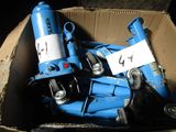 une boîte avec un tas d'outils à l'intérieur