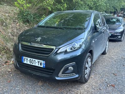 une petite voiture noire garée sur le bord de la route
