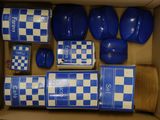 une boîte contenant des objets à carreaux bleus et blancs