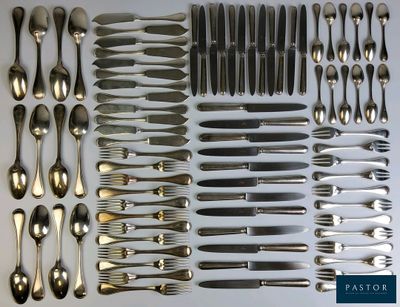 beaucoup de cuillères et de fourchettes en argent sur la table