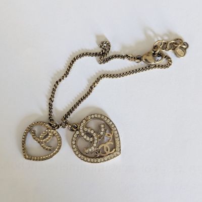 un gros plan d'un collier orné de deux breloques