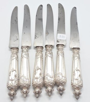 cinq couteaux en métal argenté, dotés de manches ouvragés