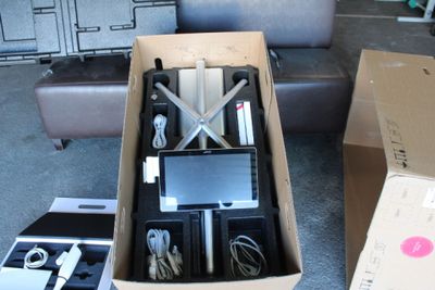 une boîte contenant de nombreux composants électroniques