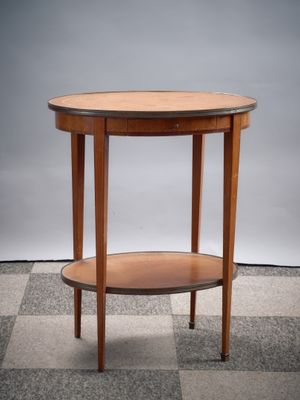 Table d'appoint de forme ovale en bois de placage et marquet…