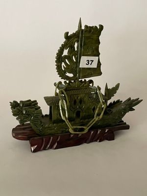 une statue représentant un bateau sur lequel est placée une horloge