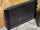 un radiateur posé au sol, près d'un mur