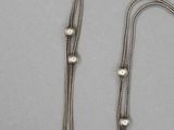 Collier en argent plaqué orné de perles sur une chaîne