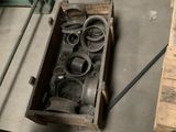 une boîte en bois contenant une paire de ciseaux