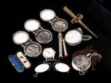 de nombreux modèles de montres posés sur une table noire
