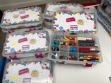 beaucoup de Lego dans les boîtes en plastique posées sur la table
