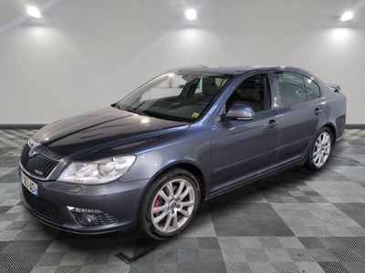la photo d'une voiture garée dans un garage