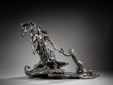 une statue en bronze représentant une femme tenant la main d'un enfant