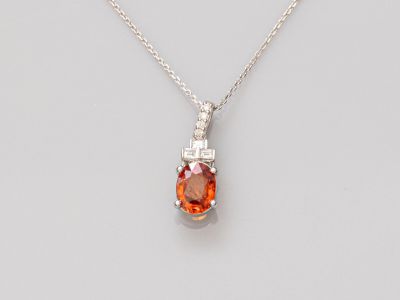 un pendentif en topaze orange et diamants, monté sur une chaîne en argent