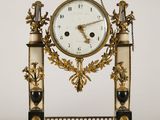 une horloge posée sur une table