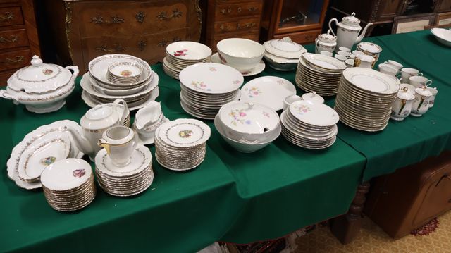 Important lot de parties de service en porcelaine 