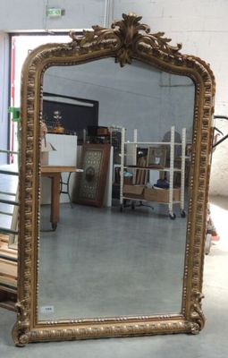 un miroir posé sur le sol d'une pièce
