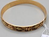 gros plan d'un bracelet en or portant une étiquette de prix