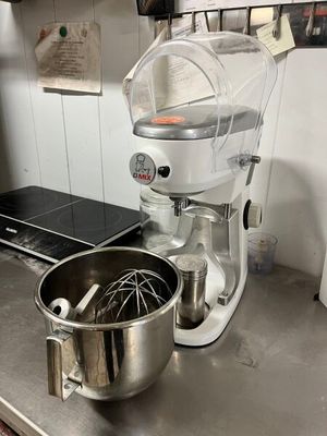 un mixeur et un saladier posés sur le plan de travail d'une cuisine