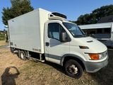 un camion blanc garé dans l'herbe