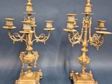 paire de candélabres anciens en laiton sur pied