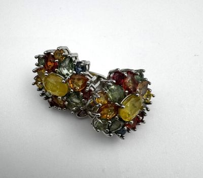 Gros plan sur une bague ornée de pierres multicolores